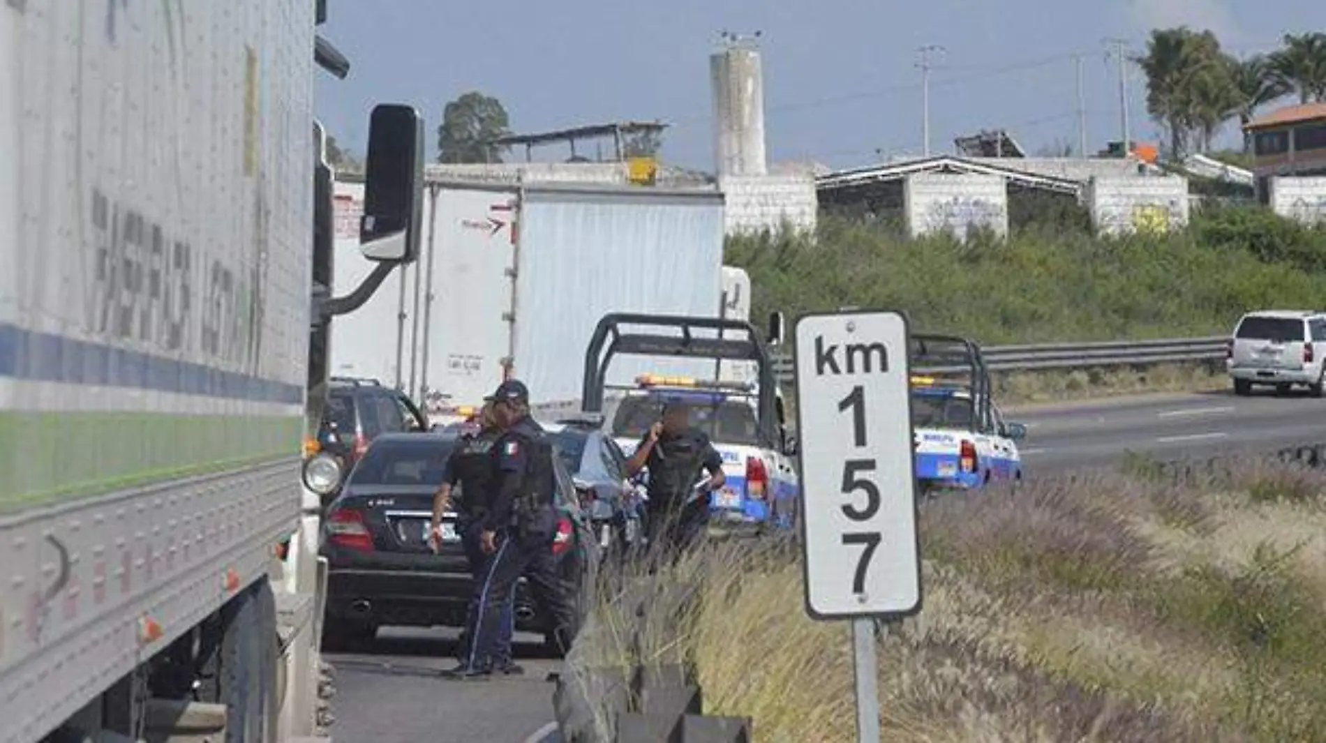 MOVILIZACION Fuerte movilización policiaca al kilómetro 157 de la autopista, donde dos hombres fueron detenidos con su auto. Foto Luis Luévanos